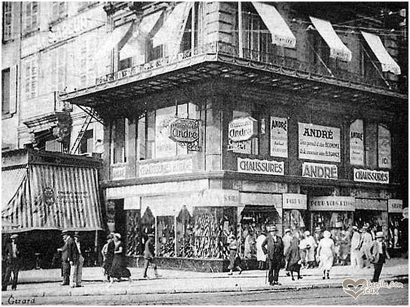 Le chausseur "André" s'est implanté à Marseille au tout début des années 1900 à l'angle du cours Belsunce et de la rue Noailles (qui sera renommée Canebière). Contrairement à d'autres boutiques de chaussures situées sur la Canebière, comme Bally ou Bata, il a su traverser le siécle pour figurer aujourd'hui parmi les plus anciennes enseignes de la ville.