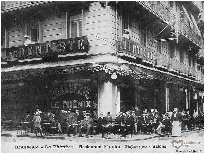Ce site à l'angle de la rue Paradis et de la Canebière a longtemps hébergé le Grand Café Glacier qui a succédé à la brasserie Le Phénix (marque de bière marseillaise). A cette époque, les dentistes savaient se faire connaitre...