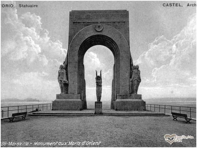 Le monument au mort d'Orient, conçu en roche granitique, entourant une statue de bronze. Le roi de Yougoslavie, Alexandre 1er devait y déposer une gerbe, le 9 octobre 1934. Il sera assassiné à quelques kilomètres de là.