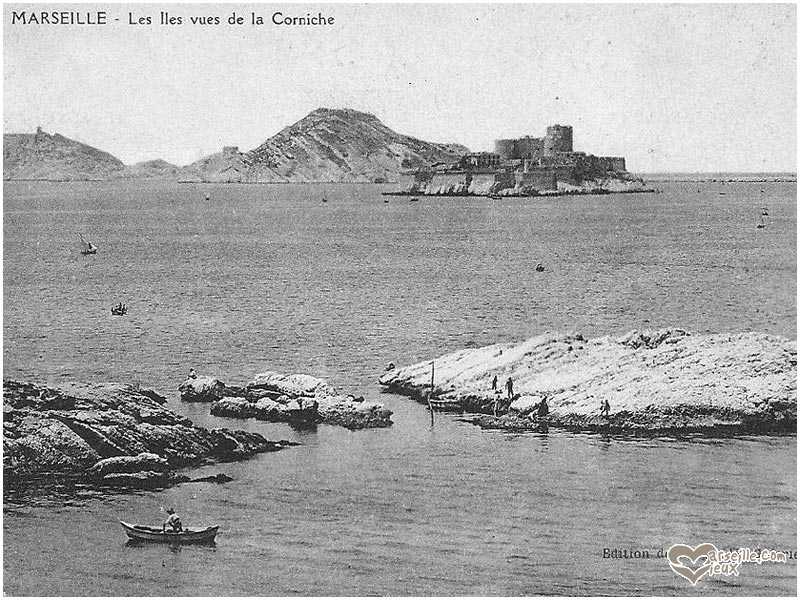 Les îlettes d'Endoume, vu de l'esplanade devant la brasserie des Flots Bleus. Au fond, l'île d'If et l'archipel du Frioul.