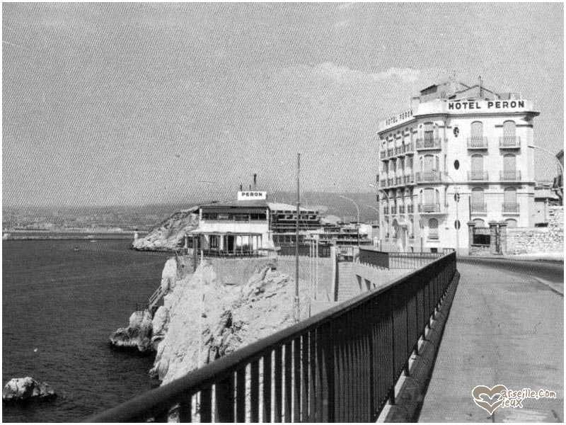 L'hôtel Peron et son restaurant au bord de mer à la fin des années 50. Au fond, le Cercle des Nageurs Marseillais et la zone portuaire.